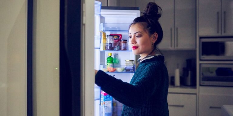 How to Stop Eating at Night, According to Nutritionists